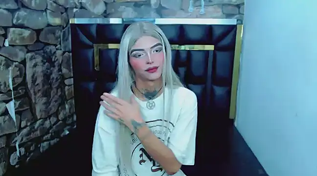 Snapshot of Luna_and_valery chatting on January 4, 2025, 8:16 pm Luna and valery online show from January 4, 2025, 8:16 pm