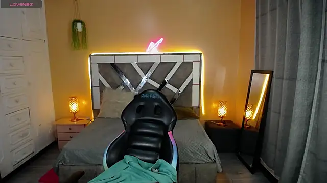 Kate Laurence  online show from January 3, 2025, 7:06 am