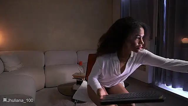 paulacora100 online show from November 9, 2025, 2:37 pm