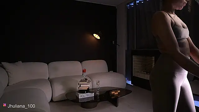 paulacora100 online show from April 1, 2026, 9:01 pm