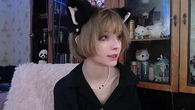 cloudgirrl online show from February 21, 2025, 11:32 pm