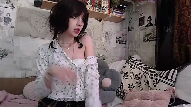 cloudgirrl online show from April 8, 2026, 3:56 pm