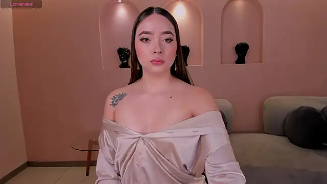 Snapshot of AlinaKravitz chatting on March 5, 2025, 12:00 pm AlinaKravitz online show from March 5, 2025, 12:00 pm