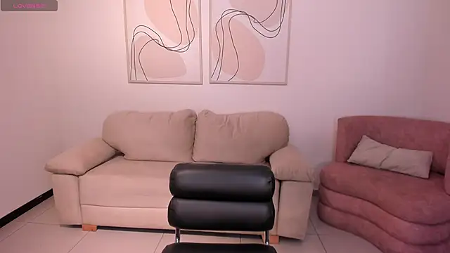 Snapshot of AlinaKravitz chatting on October 19, 2025, 12:06 pm AlinaKravitz online show from October 19, 2025, 12:06 pm