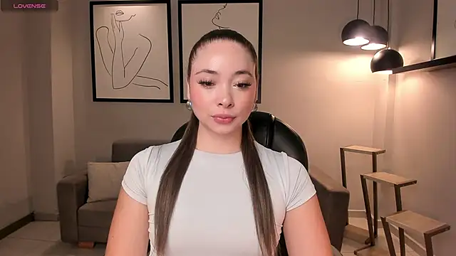 Snapshot of AlinaKravitz chatting on October 30, 2025, 12:06 pm AlinaKravitz online show from October 30, 2025, 12:06 pm