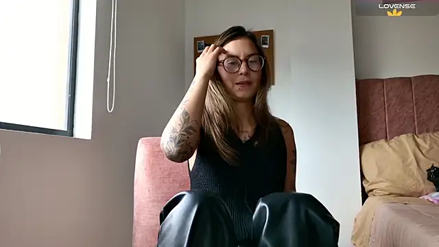 Emmy petit online show from December 19, 2025, 8:05 pm