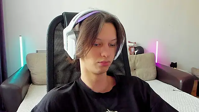 Ostin meow online show from February 12, 2026, 4:29 am