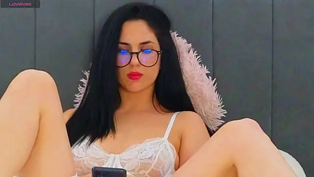 LauraMirage online show from November 28, 2025, 8:44 pm