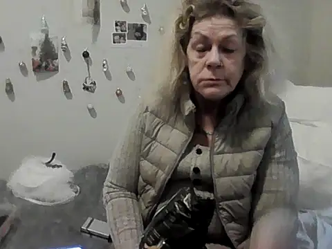 housewife shantie online show from December 1, 2025, 12:54 pm