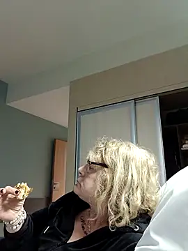 housewife shantie online show from December 17, 2025, 2:45 pm