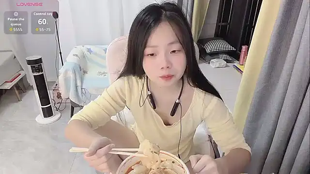 Lena-yyds online show from November 11, 2025, 7:47 pm