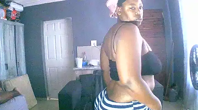 Snapshot of curvyloneah75 chatting on December 6, 2024, 6:04 am curvyloneah75 online show from December 6, 2024, 6:04 am