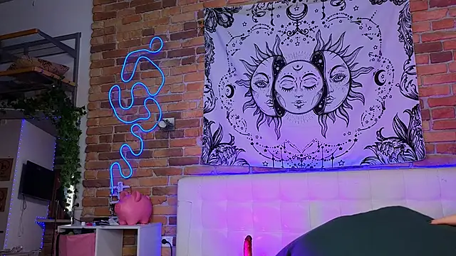 LinaQik online show from February 17, 2025, 8:04 pm