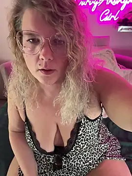 CurvyAnonymousGirl89 online show from November 13, 2025, 5:45 pm