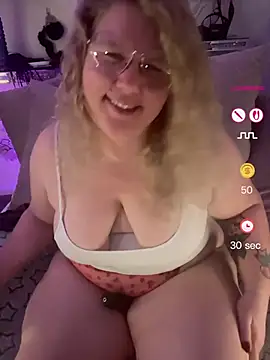 CurvyAnonymousGirl89 online show from May 25, 2026, 7:42 pm