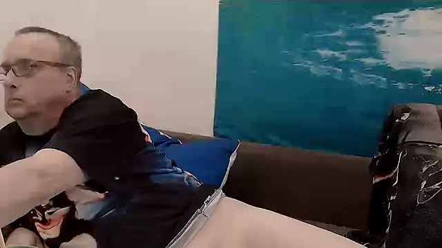 Snapshot of Manfred1012 chatting on February 6, 2025, 2:15 pm Manfred1012 online show from February 6, 2025, 2:15 pm