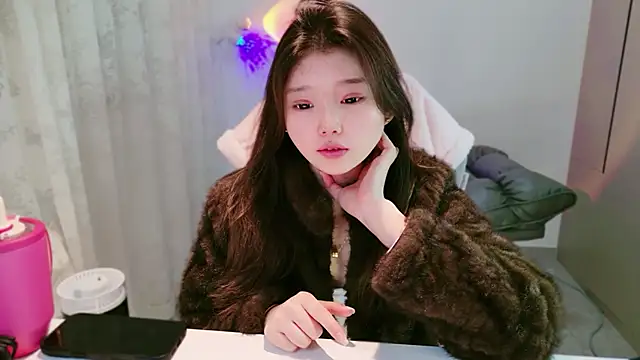 yangyang-1115 online show from December 1, 2025, 5:01 am