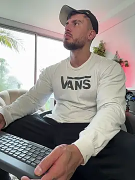 DimitriSullivan  online show from December 5, 2025, 1:42 pm