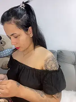 Snapshot of Leyna_Kenet chatting on December 11, 2024, 1:26 am Leyna Kenet online show from December 11, 2024, 1:26 am