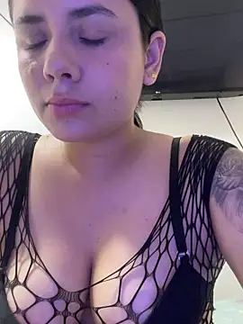Snapshot of Leyna_Kenet chatting on April 20, 2026, 9:27 pm Leyna Kenet online show from April 20, 2026, 9:27 pm