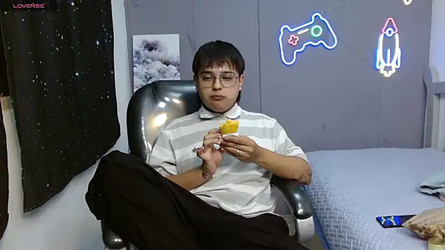 Snapshot of AndrewPherson chatting on January 27, 2025, 7:56 pm AndrewPherson online show from January 27, 2025, 7:56 pm