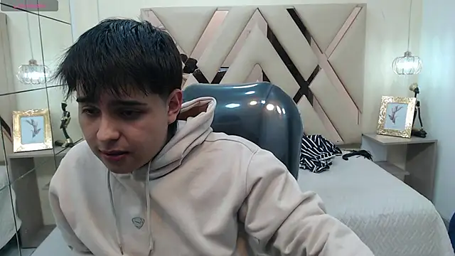 Snapshot of AndrewPherson chatting on February 1, 2025, 12:16 pm AndrewPherson online show from February 1, 2025, 12:16 pm