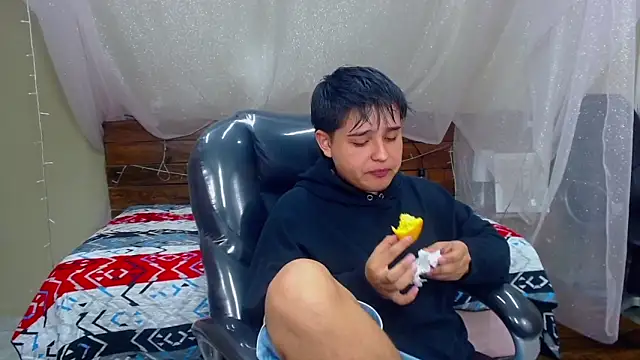 Snapshot of AndrewPherson chatting on February 8, 2025, 12:28 pm AndrewPherson online show from February 8, 2025, 12:28 pm