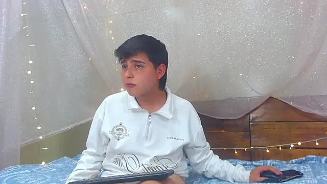 Snapshot of AndrewPherson chatting on February 20, 2025, 6:13 pm AndrewPherson online show from February 20, 2025, 6:13 pm