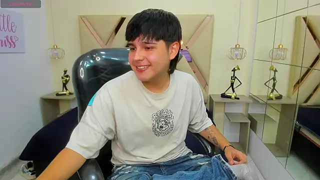 Snapshot of AndrewPherson chatting on April 12, 2026, 12:32 pm AndrewPherson online show from April 12, 2026, 12:32 pm