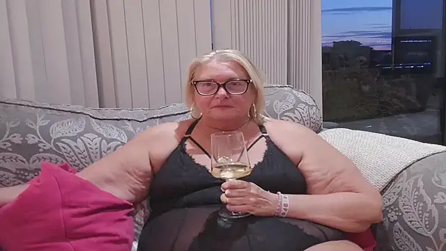 Snapshot of MoistCurveyChanel chatting on July 1, 2026, 8:52 pm MoistCurveyChanel online show from July 1, 2026, 8:52 pm