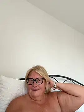 Snapshot of MoistCurveyChanel chatting on July 22, 2026, 6:49 am MoistCurveyChanel online show from July 22, 2026, 6:49 am