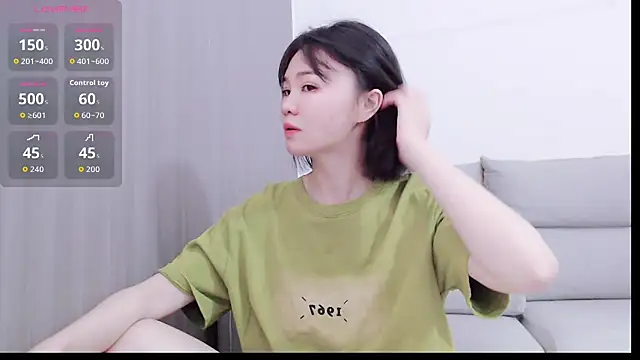 Snapshot of Koi-m- chatting on October 12, 2025, 12:04 pm Koi-m- online show from October 12, 2025, 12:04 pm