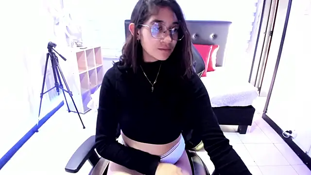 Lili Gomez  online show from December 7, 2024, 3:52 pm
