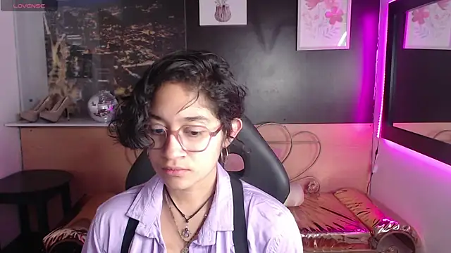 Lili Gomez  online show from October 4, 2025, 12:36 pm