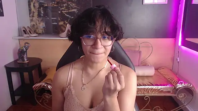 Snapshot of Lili_Gomez_ chatting on November 2, 2025, 12:18 pm Lili Gomez online show from November 2, 2025, 12:18 pm