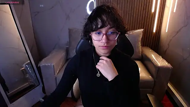 Snapshot of Lili_Gomez_ chatting on November 14, 2025, 1:21 pm Lili Gomez online show from November 14, 2025, 1:21 pm