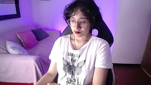 Snapshot of Lili_Gomez_ chatting on November 18, 2025, 2:43 pm Lili Gomez online show from November 18, 2025, 2:43 pm