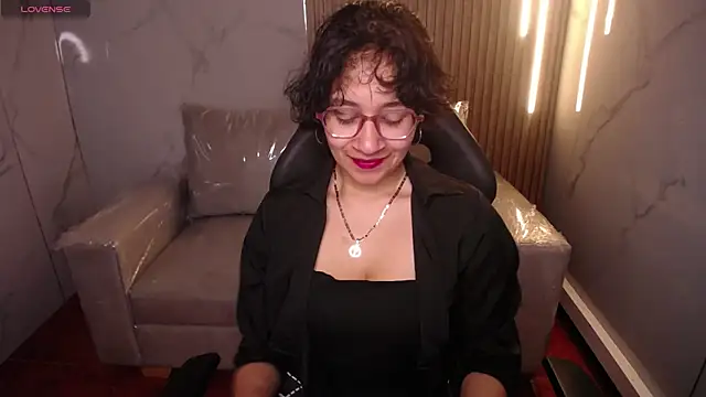 Snapshot of Lili_Gomez_ chatting on November 21, 2025, 1:43 pm Lili Gomez online show from November 21, 2025, 1:43 pm