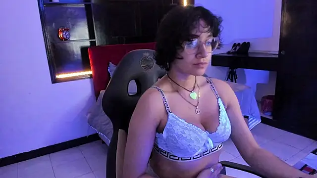 Snapshot of Lili_Gomez_ chatting on December 5, 2025, 10:46 am Lili Gomez online show from December 5, 2025, 10:46 am