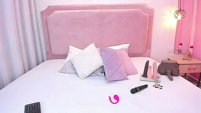 Snapshot of sophiawhite__ chatting on March 19, 2025, 1:18 pm sophiawhite   online show from March 19, 2025, 1:18 pm