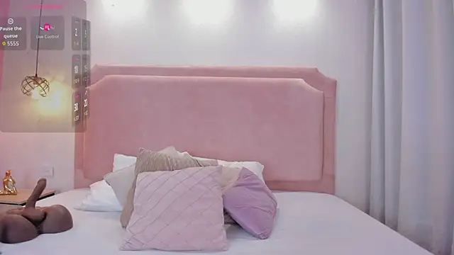 Snapshot of sophiawhite__ chatting on September 30, 2025, 2:00 pm sophiawhite   online show from September 30, 2025, 2:00 pm