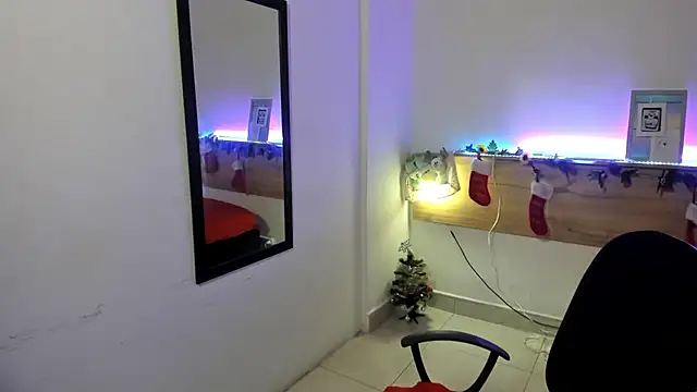 Emyli rousse  online show from December 28, 2024, 6:18 pm