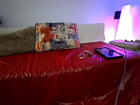 KOMANDOS74 online show from May 3, 2026, 9:43 pm