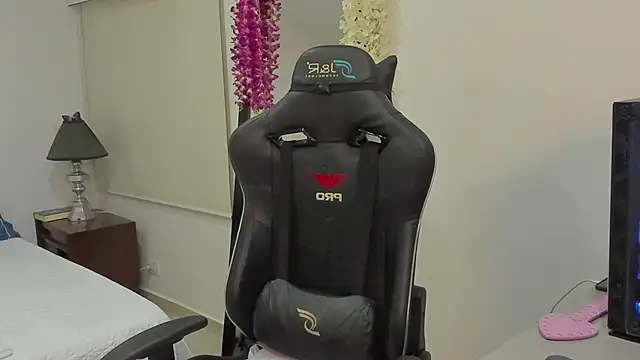 poisson ivy online show from March 7, 2025, 4:13 am