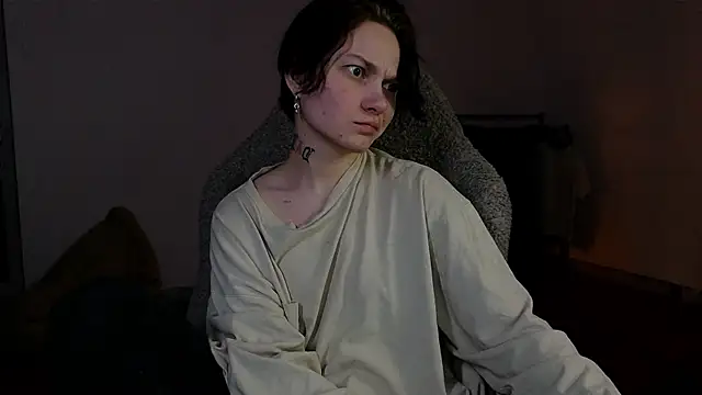esajukyy online show from May 18, 2026, 3:40 pm
