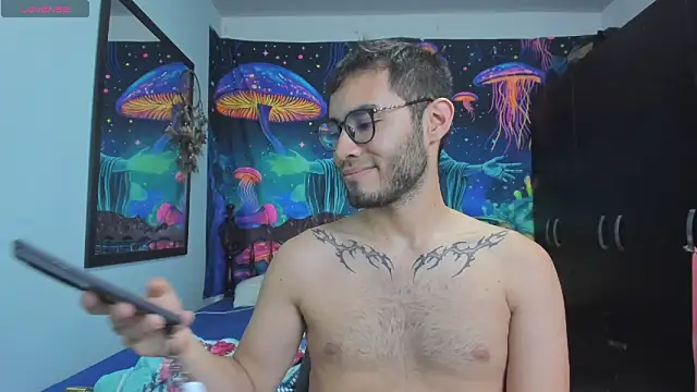 Snapshot of alexdesire chatting on February 28, 2026, 8:43 pm alexdesire online show from February 28, 2026, 8:43 pm