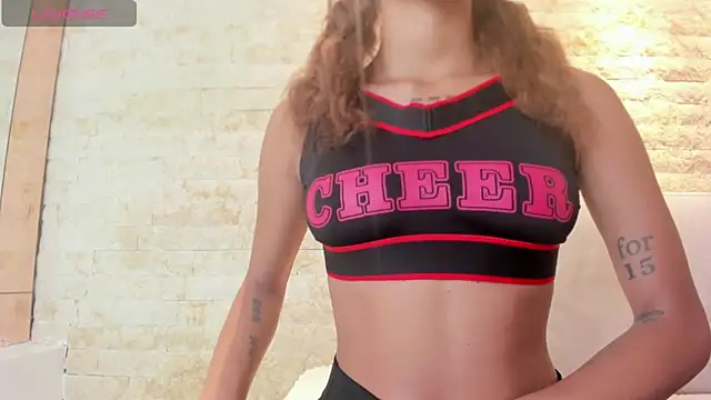 mia roldan  online show from September 19, 2025, 2:07 pm