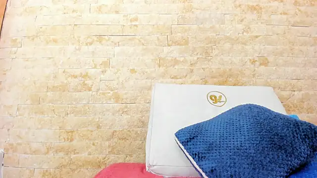 mia roldan  online show from December 2, 2025, 1:39 pm