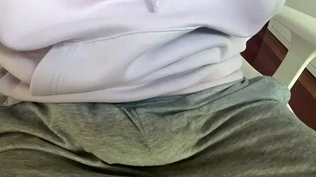 Axeeeeeeeeeeeel online show from October 28, 2025, 4:42 pm