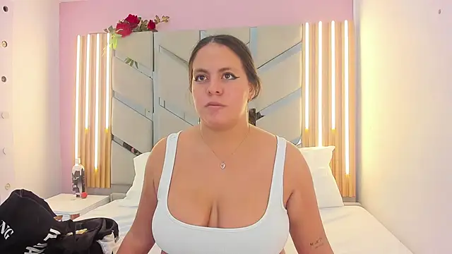 victoriamoon-01 online show from October 10, 2025, 8:08 pm